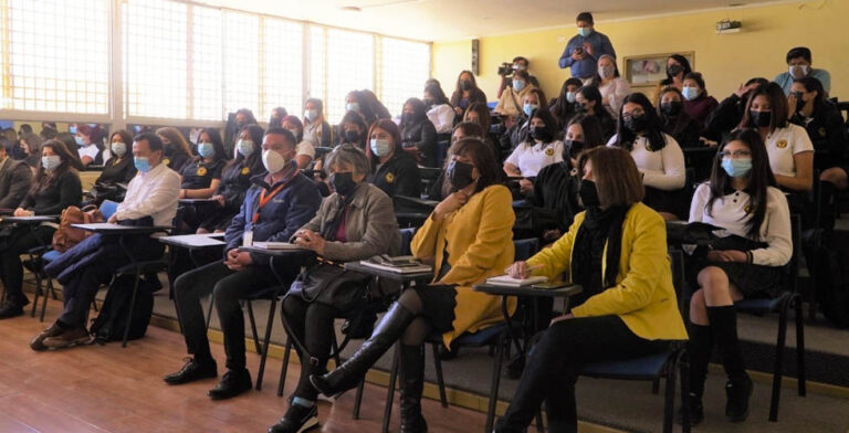 30 ALUMNAS DEL LICEO B-10 RECIBIERON TABLETS CON LOS QUE PARTICIPARÁN ...